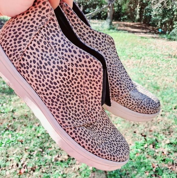 Universal Thread Shoes - Women's slip on sneakers